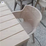 صندلی پلیمری دسته دار مشبک با میز طرح چوب مربع کرم روشن (تیارا پولاد)