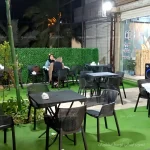 میز تاشو حصیری و صندلی رستورانی در کافی شاپ