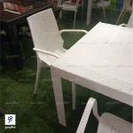 میز حصیری مربع با صندلی پلیمری حصیری دسته دار