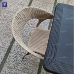 صندلی پلیمری حصیری کرم روشن با میز تاشو مشکی