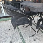 صندلی پلاستیکی حصیری پایه فلزی با میز مربع تاشو