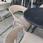 میز گرد پلیمری و صندلی پلاستیکی حصیری