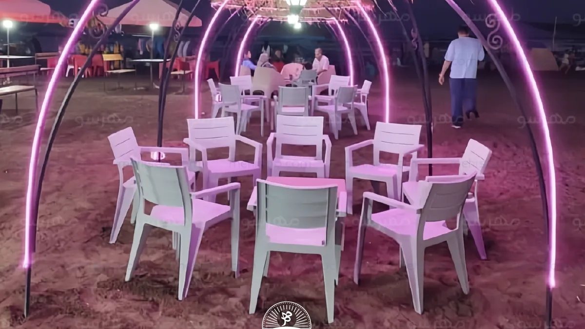 صندلی پلیمری در کافه ساحلی